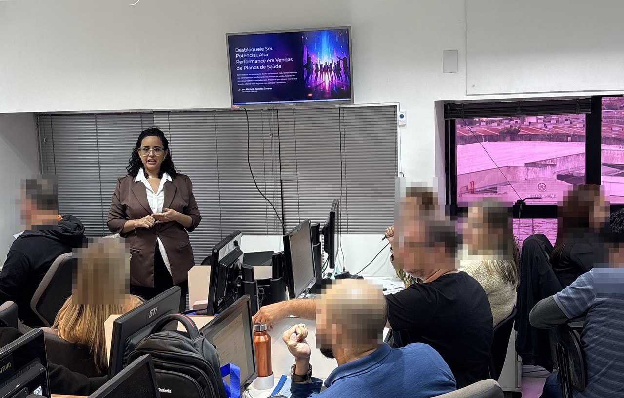Michelle apresentando um treinamento de alta performance em vendas de planos de saúde para uma equipe de corretores.