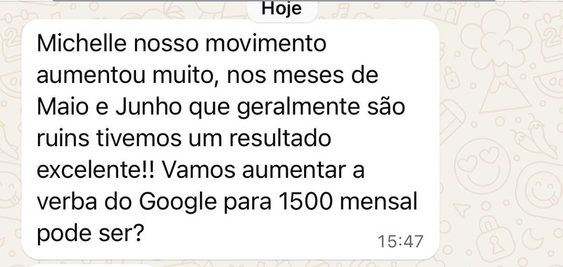 Conversa de WhatsApp: cliente diz que o movimento aumentou muito em maio e junho e pede para aumentar a verba do Google para 1500 mensais.